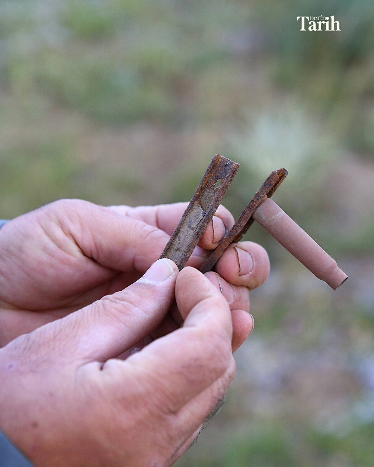 Sudurağı köyünden 1993 yılında Kocaeli'ye göç ederek müteahhitlik yapan Kuş, 10 yıl önce yaz aylarında geldiği köyünde, yeniden Şerafettin Dağları'nda savaş dönemine ait toprağa karışan malzemeleri toplamaya başladı.