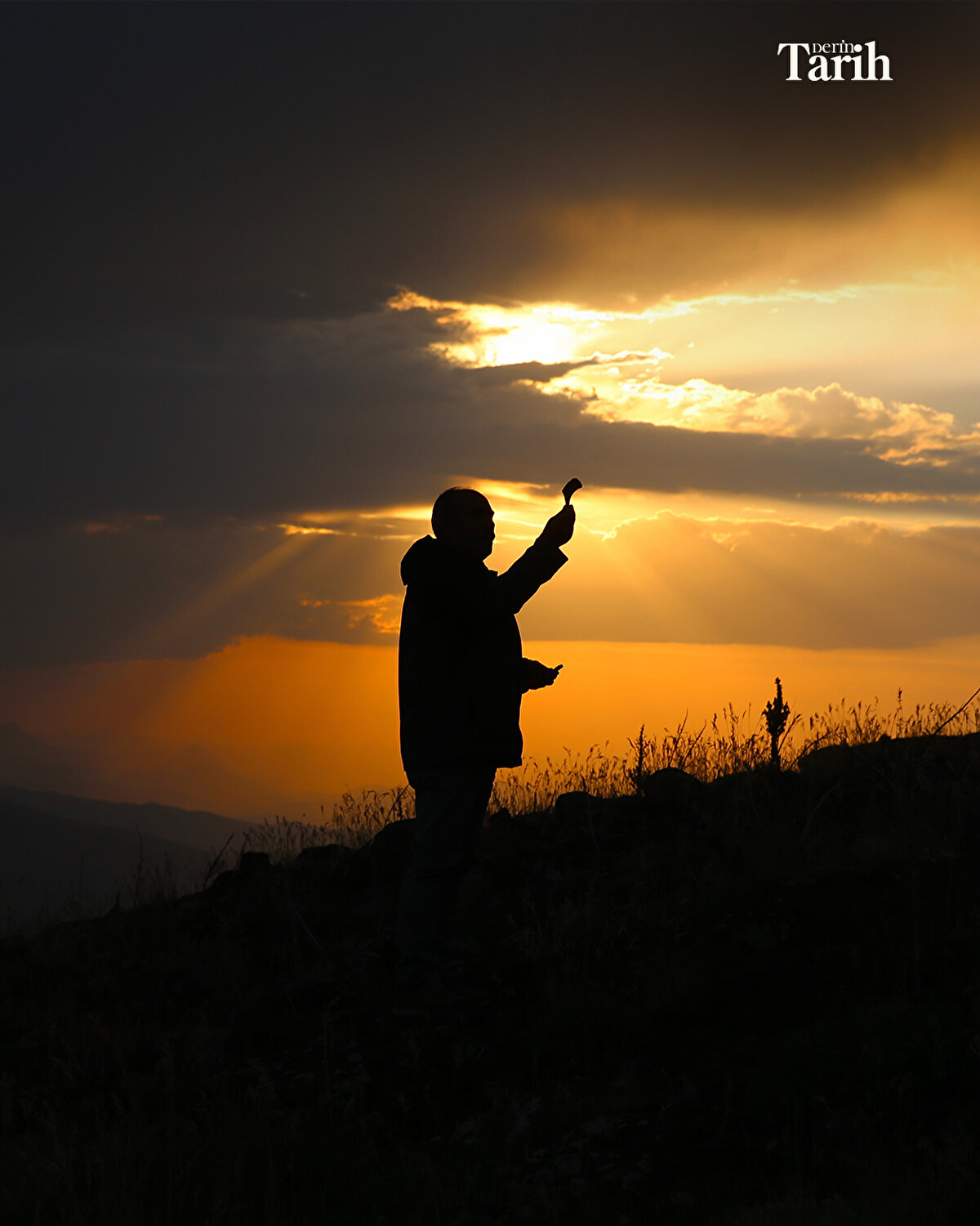 "Şerafettin Dağları, buranın yüksek rakımlı yerlerinden. Osmanlı-Rus Savaşı'nda ana muharebe burada yaşandı. Bu cepheden Kiğı'ya kadar ve buradan Solhan ve Bitlis'e gidene kadar muharebeler vardı. Büyüklerimiz anlatıyorlar, Ruslar burada bir sene kalmış ve göğüs göğüse bir muharebe yaşanmış. Yaklaşık 10 yıla yakındır her yaz mevsiminde buraya gelip ne kadar malzeme toplayabildiysem mini müzeyi oluşturmaya çalıştım. Bu savaştan dolayı ve burada çok şehit verildiği için devletimiz bir anıt yaptı. Doğu ve Güneydoğu Anadolu ile Karadeniz bölgelerini bağlayan yol üzerinde Şehitler Anıtı var. Bu malzemeyi toplayıp o Şehitler Anıtı'na bir müze yapmaya çalıştım. Amacım bu memleketin, bu vatanın kıymetini insanlar bilsin. Bu vatanın hangi şartlarda bize bırakıldığı, hangi bedellerin ödendiği bilinsin. Mini müze yapıp insanların bu malzemeleri görmesini istedim."