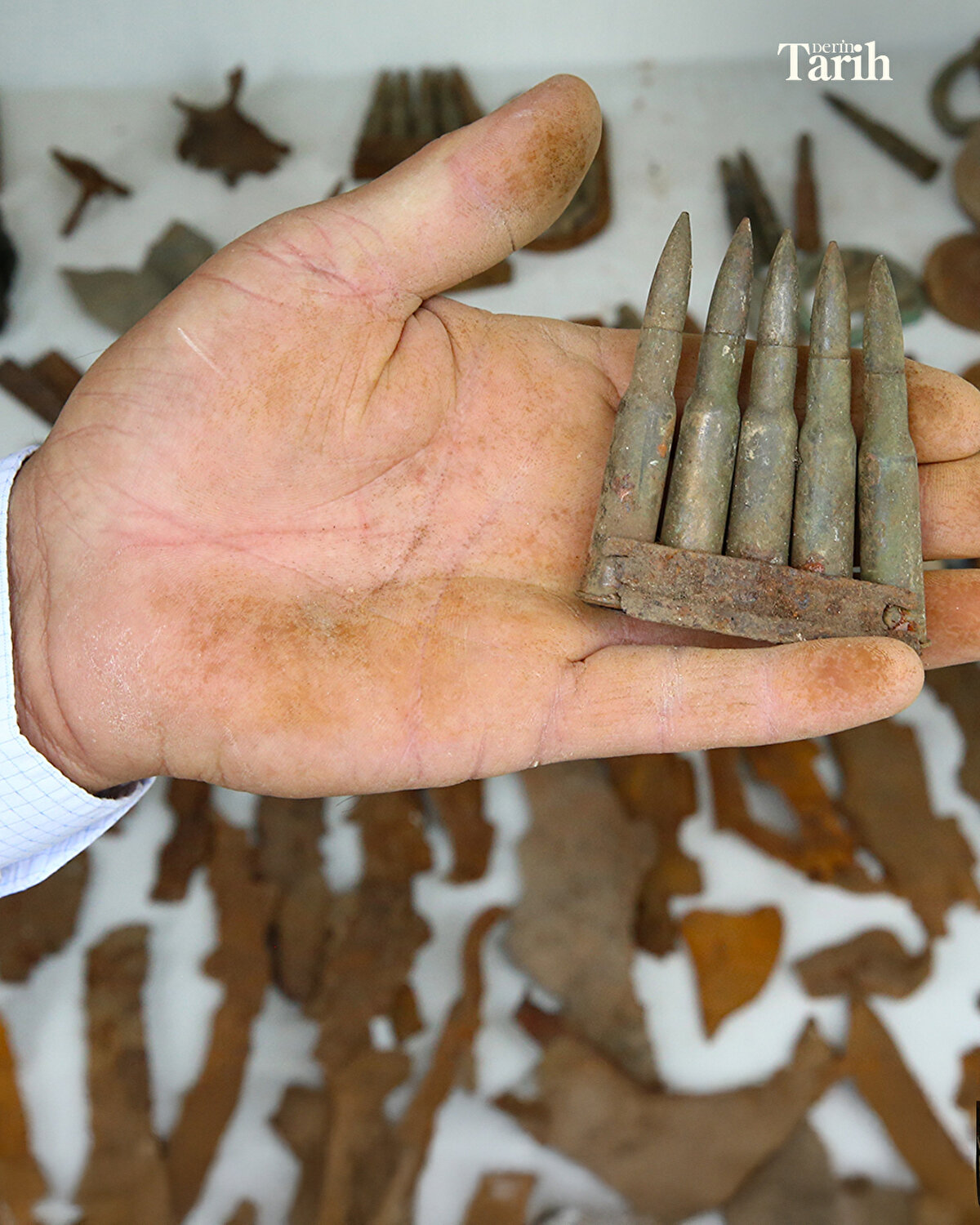 O dönem topladığı malzemeleri, mahiyetini bilmediği için hurdacıya veren Kuş'un, yıllar sonra Çanakkale gezisi sırasında müzede gördüğü savaş malzemeleri ile tarih konusundaki farkındalığı arttı.