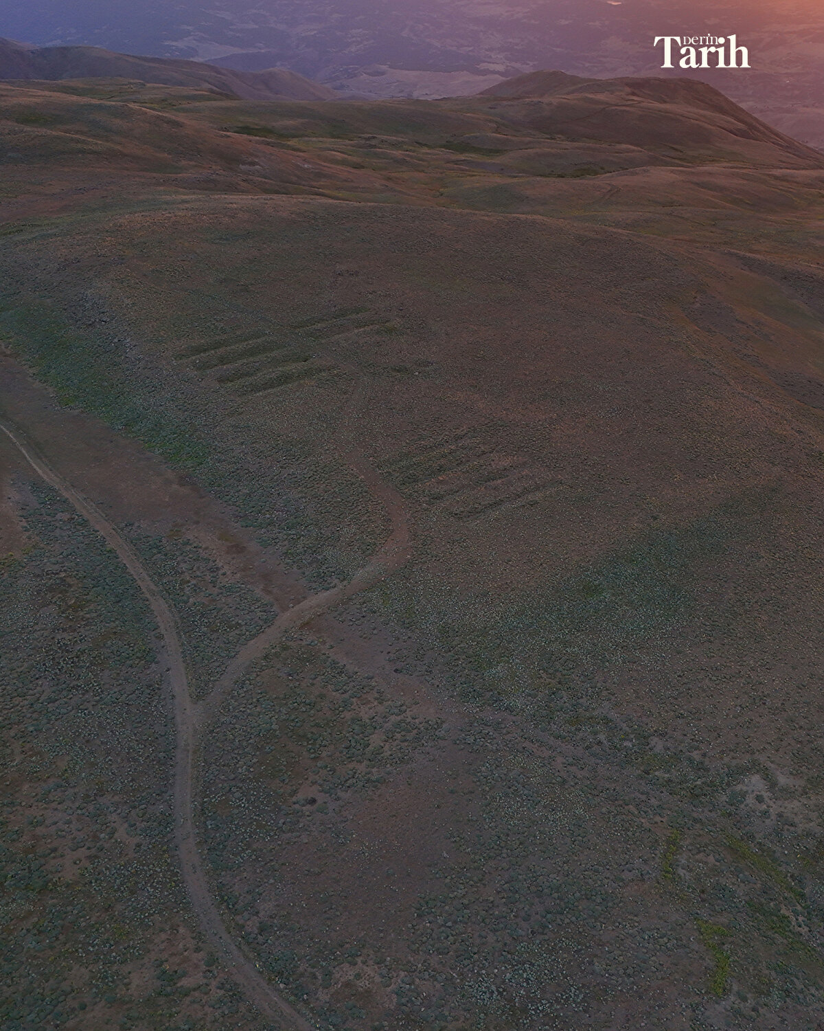 Kuş, yıllar içerisinde topladığı tüfek ve top mermisi, el bombası, şarapnel parçaları ile çeşitli yaşamsal malzemeleri, köylerinde Osmanlı-Rus Savaşı'nda şehit olanların anısına yıllar önce devlet tarafından Bingöl-Karlıova kara yolunda yapılan Azizan Şehitlik Anıtı'nın önünde oluşturduğu bölümde sergilemeye başladı.