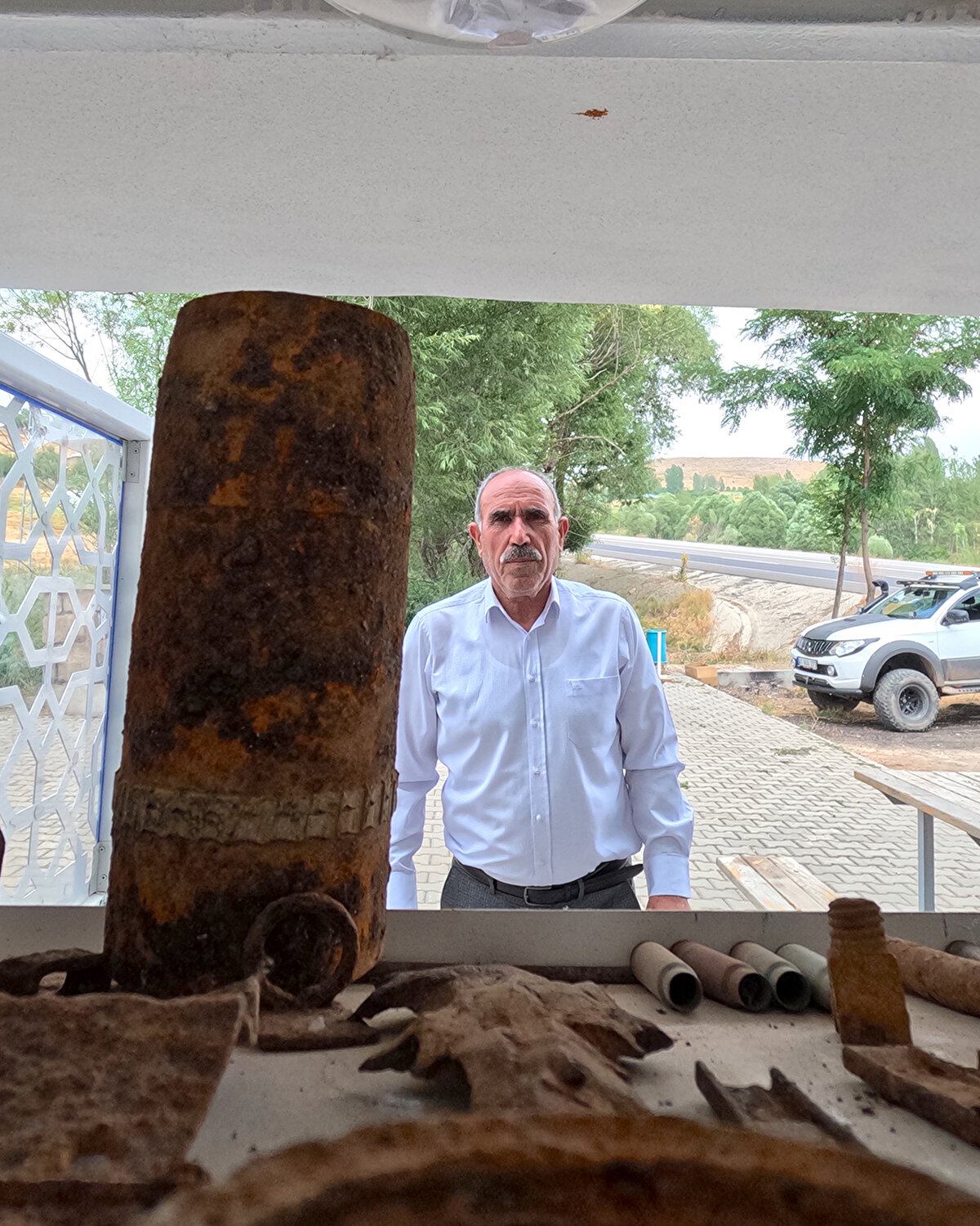 Kimi zaman torunu ve yakınlarını da savaşın yaşandığı bölgeye götüren Kuş, tarihin izini sürmeye devam ediyor.