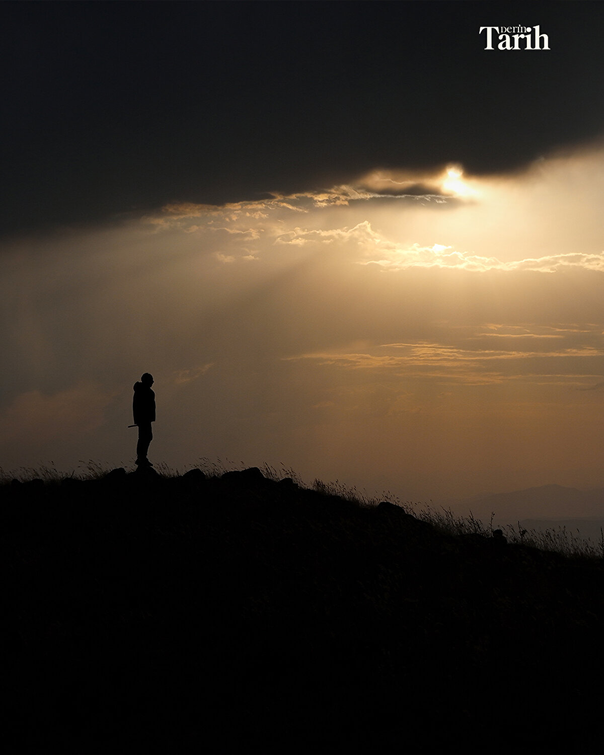 Abdullah Kuş'un 13 yaşındaki torunu Muhammed Mervan Kuş da dedesi sayesinde tarihi bilgiler edindiğini belirterek, "Tarihi dedemle öğreniyorum. Osmanlı ve Rus askerleri burada cephelerde savaşmış. Onların kalıntılarını bulup müzemizde sergiliyoruz. Çok güzel bir duygu bu." dedi.<br><br>Yöredeki vatandaşlardan Ömer Genç ise Abdullah Kuş sayesinde bölgenin tarihini araştırmaya başladığını belirtti.
