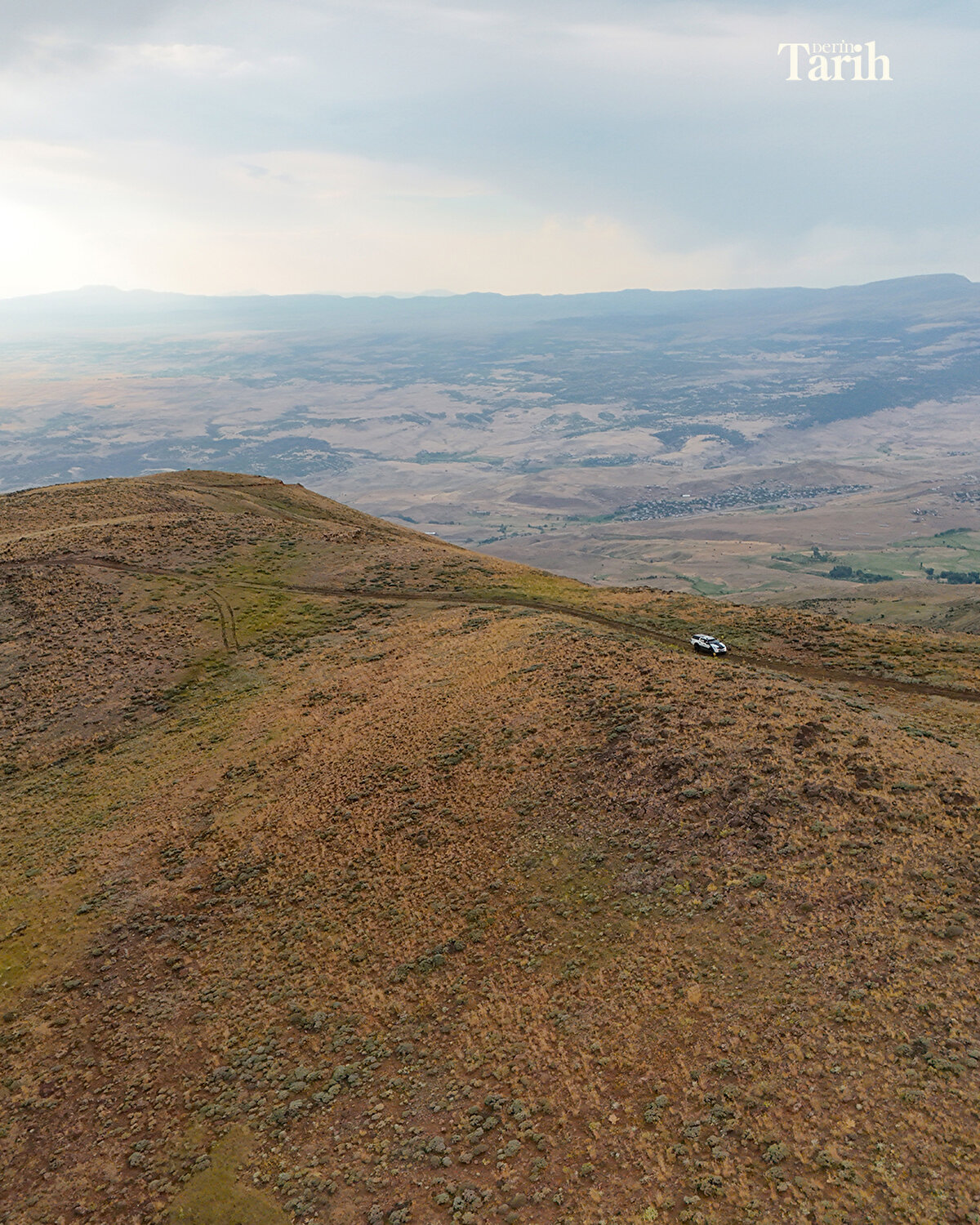 Savaş malzemelerinin bulunduğu alanda mola veren vatandaşlar, hem Kuş'un bakımını gönüllü olarak yaptığı Azizan Şehitlik Anıtı'nı ziyaret ediyor hem de buradaki mühimmatla ilgili bilgi alıyor.