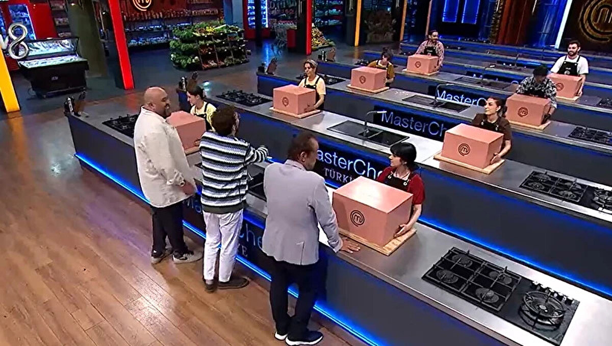 TV8 ekranlarında yayınlanan MasterChef Türkiye’nin 13 Ağustos 2025 tarihli bölümünde haftanın ikinci dokunulmazlık oyunu oynandı. Yarışmacılar, şefler Danilo Zanna, Somer Sivrioğlu ve Mehmet Yalçınkaya’nın istediği perde pilavını hazırlamak için kıyasıya bir mücadeleye girdi. Kazanan takım kırmızı olurken, mavi takım ise bireysel dokunulmazlık oyununda Miso Quiz yaptı. Gecenin sonunda potaya giden iki isim belli oldu.