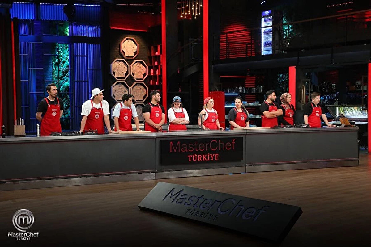 MasterChef dokunulmazlığı hangi takım kazandı?<br><br>İkinci dokunulmazlık oyununda kırmızı ve mavi takım, perde pilavı düellosunda karşı karşıya geldi. Şeflerin tadımının ardından dokunulmazlığı kazanan taraf kırmızı takım oldu. Bu galibiyetle kırmızı takım, haftanın ikinci dokunulmazlık zaferini elde etti.