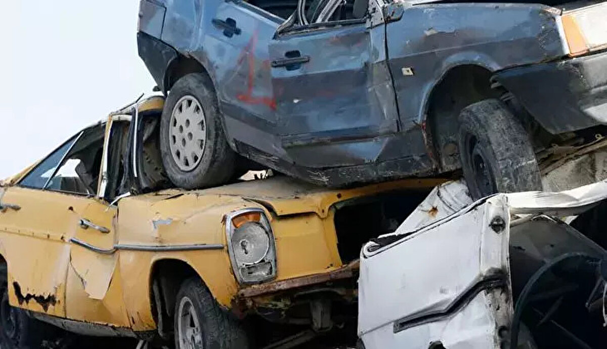 Sıkça Sorulan Sorular (SSS)<br><br>1. Hurda teşviki Meclis’ten geçti mi?<br>Hayır; 14 Ağustos 2025 itibarıyla teklif Meclis gündeminde olmasına rağmen yasanın geçip geçmediği resmi kaynaklardan henüz netleşmemiştir.<br><br>2. “İlk Arabam Yerli Otomobil Aile Destek Programı” kimlere hitap ediyor?<br>Program, özellikle 3 veya daha fazla çocuklu düşük gelir grubundaki ailelere yöneliktir.<br><br>3. Başvuru şartlarında 3 çocuk şartı yeterli mi?<br>Sadece 3 çocuk sahibi olmak yeterli değildir; gelir durumu ve yerli araç satın alma isteği gibi şartlar da aranabilir.<br><br>4. Başvurular ne zaman başlayacak?<br>TBMM sürecinin tamamlanmasının ardından, Sanayi ve Teknoloji Bakanlığı tarafından duyurulması bekleniyor.<br><br>5. ÖTV indirimi sadece hurdaya verilen araçla mı ilişkilidir?<br>Evet; teklif, hurda aracı devredene ÖTV indirimi veya muafiyeti sağlamayı öneriyor.<br><br>6. Program yerli üretim araçları mı kapsıyor?<br>Evet, yerli otomobil üretimi vurgulandığı için yerli araçlar, özellikle Togg gibi markalar öncelikli olabilir.