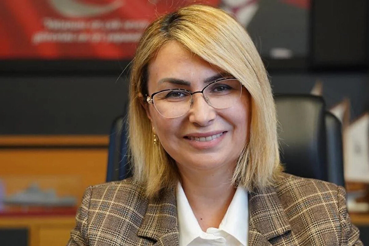 Yasemin Fazlaca kimdir?<br><br>1979 yılında Kastamonu’nun Cide ilçesinde dünyaya gelen Yasemin Fazlaca, Anadolu Üniversitesi İşletme Bölümü mezunudur. Ardından İstanbul Medeniyet Üniversitesi Yerel Yönetimler ve Şehircilik alanında yüksek lisans yapmıştır. 2010 yılında serbest muhasebeci ve mali müşavir unvanını almaya hak kazanan Fazlaca, uzun süre bu alanda çalıştı.<br><br>Siyasi hayatına 2019 yılında CHP Altınova Belediye Başkan Adayı olarak adım atan Fazlaca, yerel siyasette aktif rol üstlendi. 2023 yılında ise CHP’den 28. Dönem Yalova Milletvekili Adayı olarak listede yer aldı. 2025 yılının Haziran ayında yaptığı açıklamayla CHP’den istifa ettiğini duyurdu.