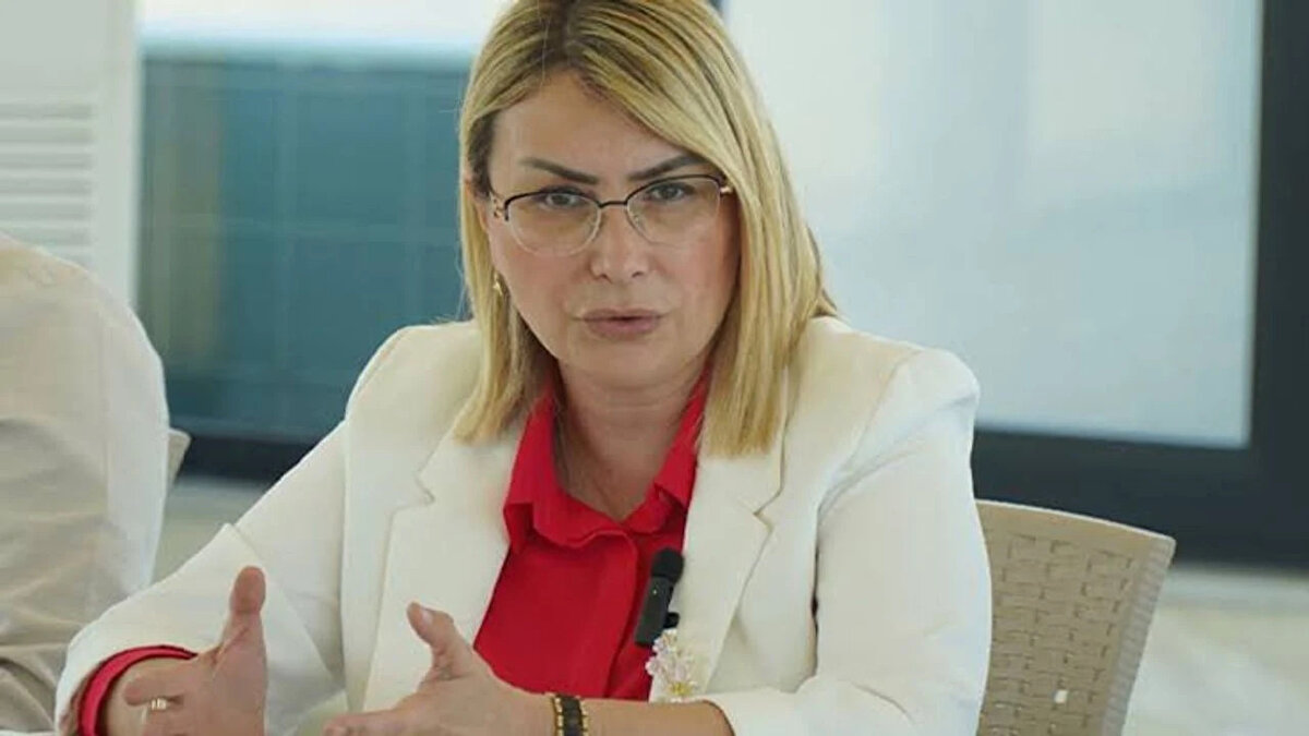 Yasemin Fazlaca nereli?<br>Yasemin Fazlaca, Kastamonu Cide doğumludur. Siyasi kariyerini ise Yalova Altınova’da sürdürmektedir.<br><br>Yasemin Fazlaca evli mi?<br>Yasemin Fazlaca’nın evli olup olmadığına dair kamuya açık bir bilgi bulunmamaktadır. Fazlaca, özel hayatına dair detayları kamuoyuyla paylaşmamaktadır.