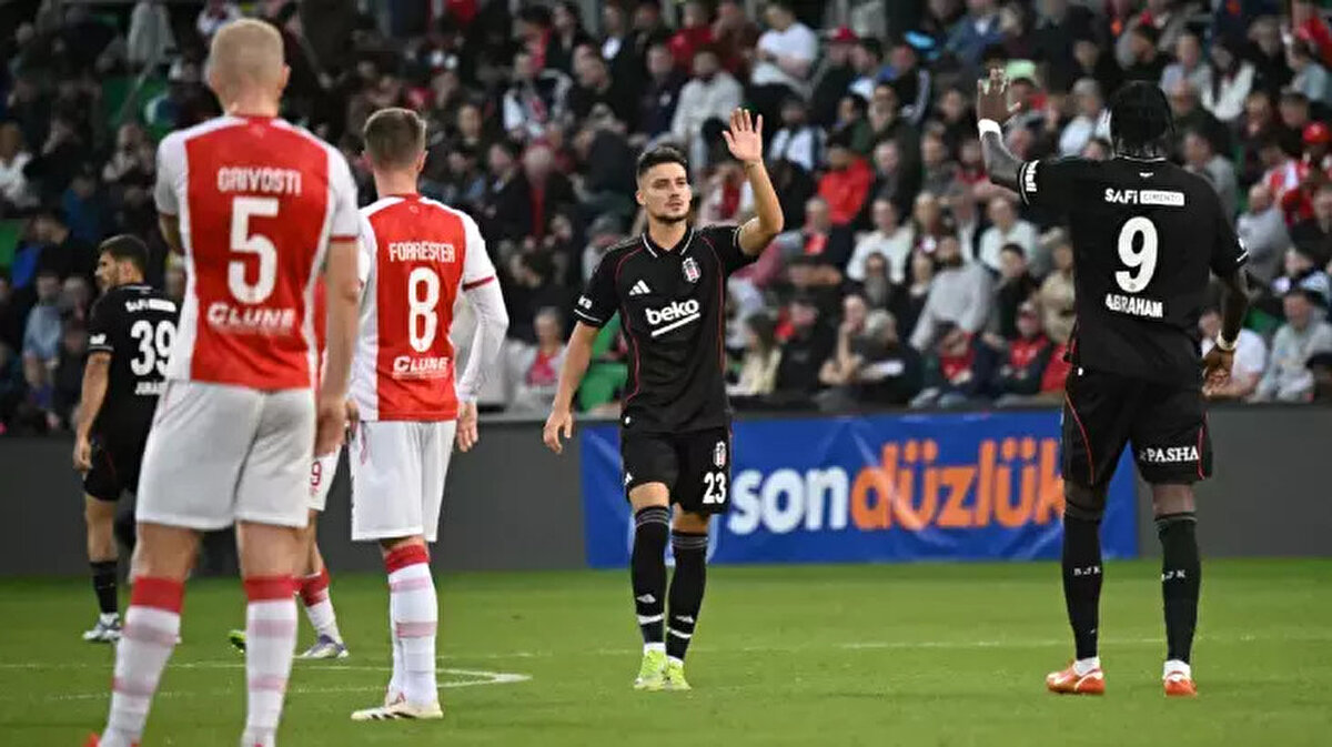 UEFA Konferans Ligi heyecanı İstanbul’da devam ediyor. 3. ön eleme turu rövanşında Beşiktaş, İrlanda ekibi St. Patrick’s Athletic ile karşı karşıya gelecek. İlk maçta deplasmanda aldığı 4-1’lik net galibiyet ile büyük avantaj yakalayan Kara Kartal, Tüpraş Stadı’nda taraftarının önünde sahaya mutlak galibiyet parolasıyla çıkıyor. Play-off turuna yükselmesi halinde siyah-beyazlılar, Astana (Kazakistan) - Lausanne (İsviçre) eşleşmesinin galibiyle karşılaşacak. Maç öncesinde Beşiktaş’ta sakat veya cezalı oyuncu bulunmuyor. İşte Beşiktaş - St. Patrick’s maçı yayın bilgileri, muhtemel 11’ler ve tur senaryoları…