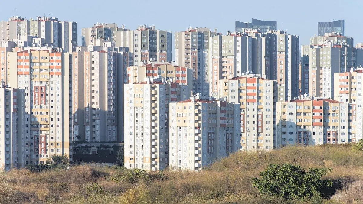 <br><br>Yılın ilk 7 ayında ipotekli konut satışları da %93,2 artarak 121 bin 515 oldu. Faiz oranlarındaki yüksek seyre rağmen kredili satışların yaklaşık iki kat artması dikkatlerden kaçmadı.<br>