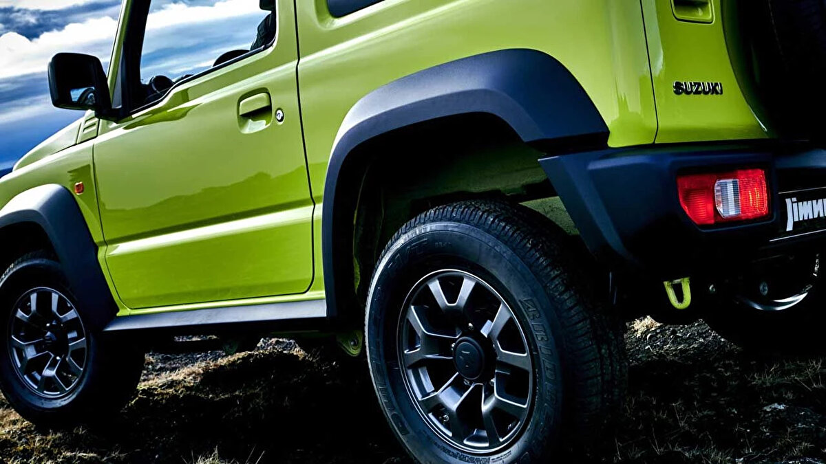 <br><br>Jimny XL, Avustralya’da satılan tek Jimny versiyonuydu. Üç kapılı modelin satışları ise Mart ayında durdurulmuştu çünkü araçta zorunlu hale gelen otonom acil frenleme sistemi bulunmuyordu. Suzuki Avustralya, bu sistemin entegre edileceği güncellenmiş üç kapılı Jimny modelini 2026 başlarında yeniden satışa sunmayı planlıyor. <br>