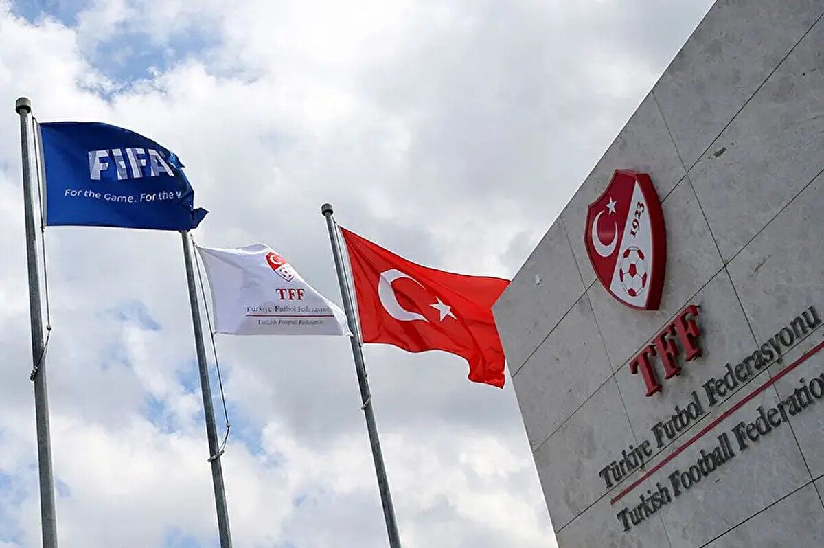 Türkiye Futbol Federasyonu (TFF) yönetimi dün Riva'da yaptığı toplantıda Kulüpler Birliği'nden gelen yeni yabancı kuralı talebini masaya yatırdı. Sosyal medyada edinilen bilgilere  göre TFF bu talebi geri çevirdi.<br>