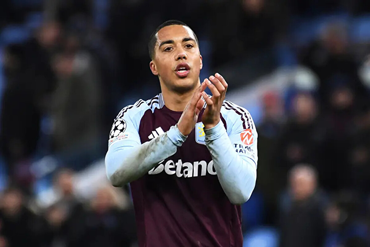 Sözcü'ye göre Fenerbahçe'nin Tielemans'ı en geç salı gününe kadar transfer etmesi bekleniyor. Belçikalı orta saha bu tarihe kadar kadroya katılırsa Benfica'ya karşı sahada olacak.<br>