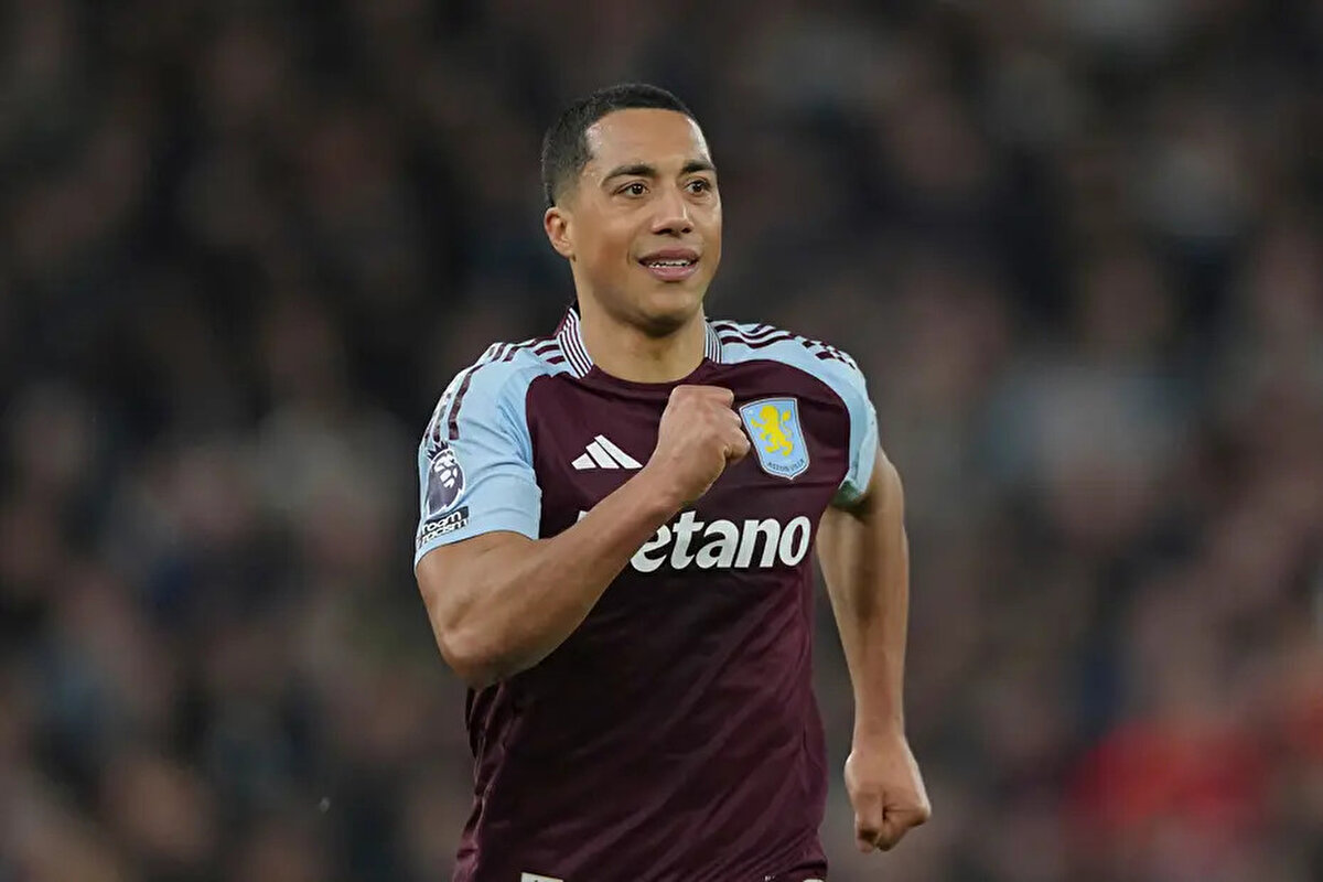 Geçen sezon 53 maça çıkan 28 yaşındaki futbolcu, 5 gol ve 10 asistlik skor katkısı vermişti. Tielemans merkez orta saha, ön libero ve 10 numara pozisyonlarında görev alabiliyor.<br>