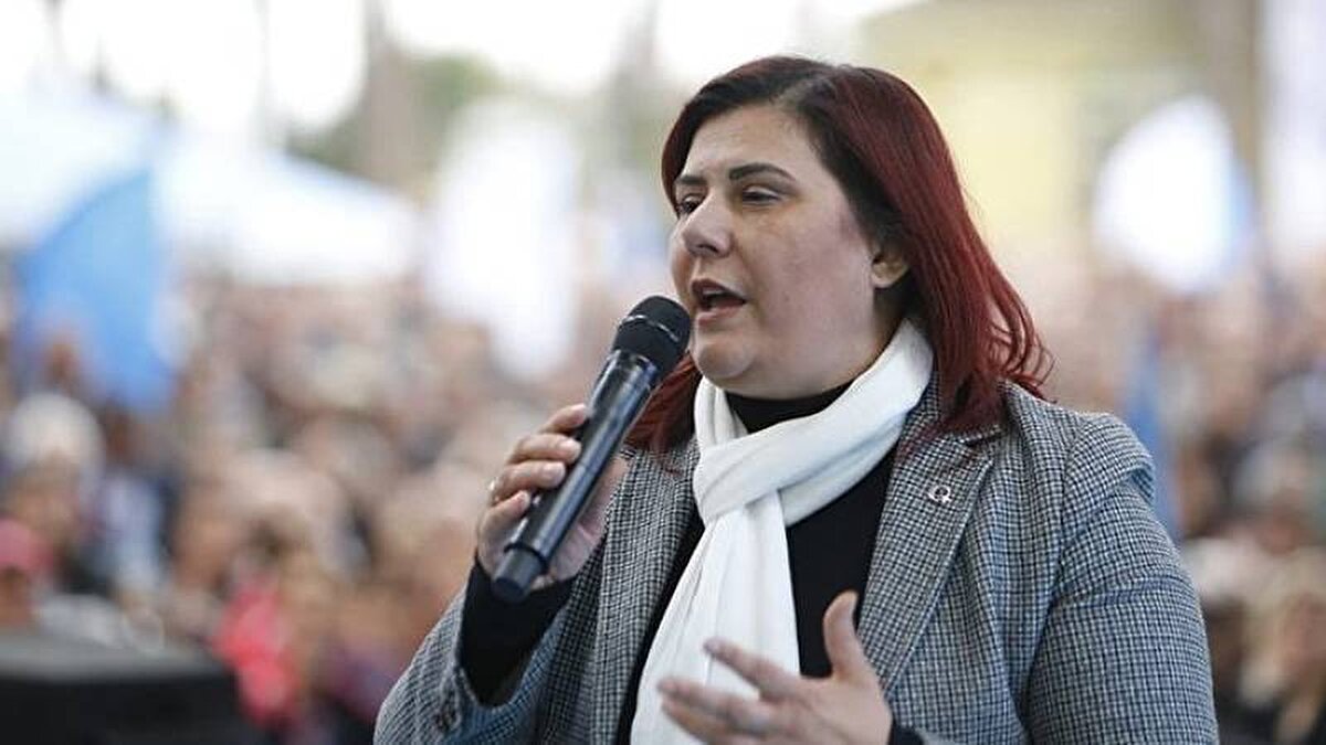 Siyaset kulisleri, CHP’li Aydın Büyükşehir Belediye Başkanı Özlem Çerçioğlu hakkında konuşuyor. 2 dönem milletvekilliği, 4 dönem belediye başkanlığı yapan ve “Topuklu Efe” olarak bilinen Çerçioğlu’nun, partisinden ayrılarak 3 ilçe belediye başkanıyla birlikte AK Parti’ye geçti. Bugün düzenlenecek AK Parti’nin 24. kuruluş yıldönümü töreninde rozet takan Çerçioğlu’nun hayatı, siyasi kariyeri ve biyografisi merak konusu oldu. Peki Özlem Çerçioğlu kimdir, kaç yaşında?