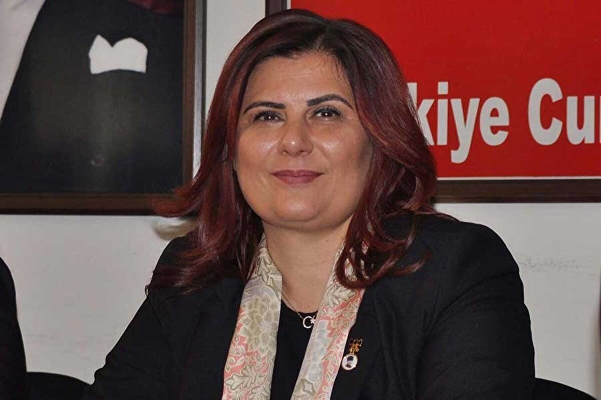 ÖZLEM ÇERÇİOĞLU KİMDİR?<br><br>Aydın Büyükşehir Belediye Başkanı Özlem Çerçioğlu, 11 Ağustos 1968’de Aydın’ın Nazilli ilçesinde dünyaya geldi. İlk, orta ve lise eğitimini Nazilli’de tamamladıktan sonra Selçuk Üniversitesi Makine Resim Konstrüksiyon Bölümünden mezun oldu. Üniversite sonrası yurt dışında çeşitli çalışmalarda bulunan Çerçioğlu, Türk cemiyetlerinde görev aldı ve özel sektörde çalıştı.<br><br>Toplumsal projelerde aktif rol üstlenen Özlem Çerçioğlu; eğitime destek, uyuşturucuyla mücadele, sokak çocuklarının topluma kazandırılması ve kadın hakları alanlarında önemli çalışmalar yürüttü.
