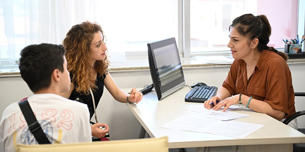 LGS 2. yerleştirme sonuçları 2025, diğer adıyla 3. tercih sonuçları için beklenen gün geldi. Milli Eğitim Bakanlığı tarafından duyurulan takvime göre, 8-12 Ağustos tarihleri arasında alınan LGS 2. nakil tercih başvuruları sonucunda yerleştirme sonuçları bugün erişime açıldı.