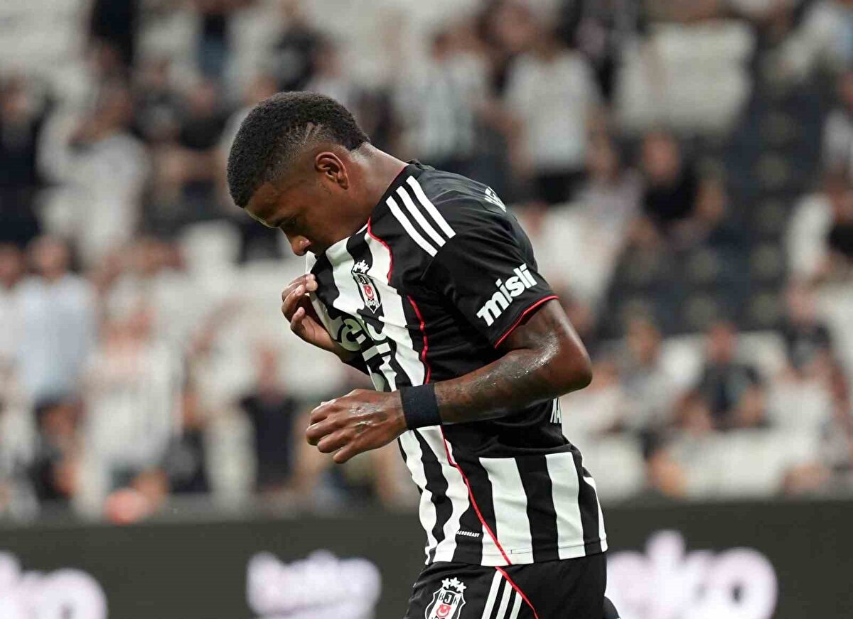 TARAFTARDAN TAKIMA VE SERDAL ADALI’YA TEPKİ<br><br>Beşiktaş’ın sahasında oynadığı karşılaşmada siyah-beyazlı taraftarlar, başkan Serdal Adalı’ya ve takıma tepki gösterdi. İlk yarıda kalesinde ikinci golü gören Beşiktaş’ta tribünler, ‘Serdal Adalı Beşiktaş nerede’ şeklinde tezahüratlar yaptı.<br><br>İlk yarının bitiş düdüğünün ardından da tepkilerini sürdüren taraftarlar, oyundan ve skordan duydukları memnuniyetsizliği yüksek sesle dile getirdi. 