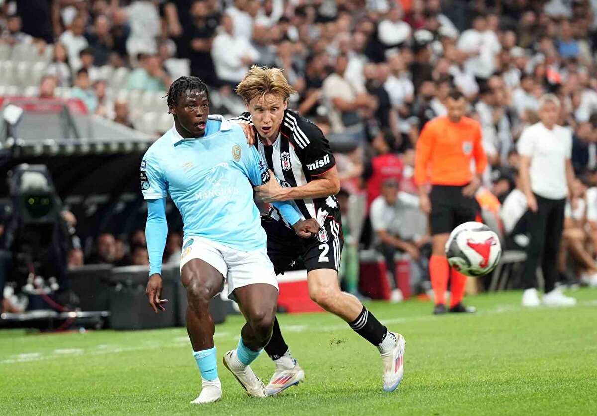 Karşılaşmaya Beşiktaş, Mert Günok, Svensson, Paulista, Emirhan Topçu, Jurasek, Demir Ege Tıknaz, Orkun Kökçü, Arroyo, Rafa Silva, Rashica ve Abraham 11'i ile çıkarken konuk ekip St. Patrick's ise Anang, Sjöberg, McLaughlin, Redmond, Turner, Robinson, Baggley, Kazeem, Leavy, Mulraney ve Carty ile sahada yer aldı.