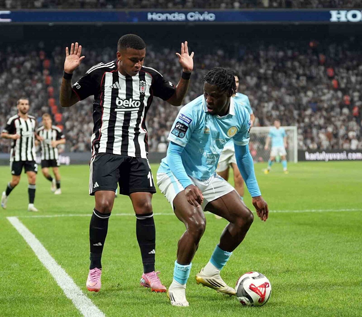 <br>MUSTAFA HEKİMOĞLU OYUNA DEVAM EDEMEDİ<br><br>Beşiktaş’ta forvet oyuncusu Mustafa Hekimoğlu St. Patrick's karşısında 64’üncü dakikada Abraham’ın yerine oyuna girdi.<br><br>Genç futbolcu 67’nci dakikada yaşadığı sakatlığın ardından oyundan çıkmak zorunda kaldı.