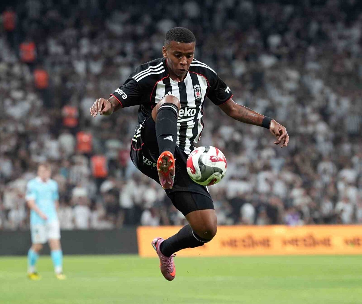 Karşılaşmanın ilk dakikasında St. Patrick's girdiği ilk pozisyonda penaltı kazandı. Kazeem’in yaptığı ortada top ceza sahasındaki Paulista’nın koluna çarptı. VAR’dan gelen uyarı sonrası pozisyonu izleyen hakem Antonio Nobre meşin yuvarlağın Paulista’nın koluna çarptığına karar vererek penaltı noktasını gösterdi. 3’üncü dakikada topun başına geçen Carty takımını öne geçiren golü kaydetti: 0-1.