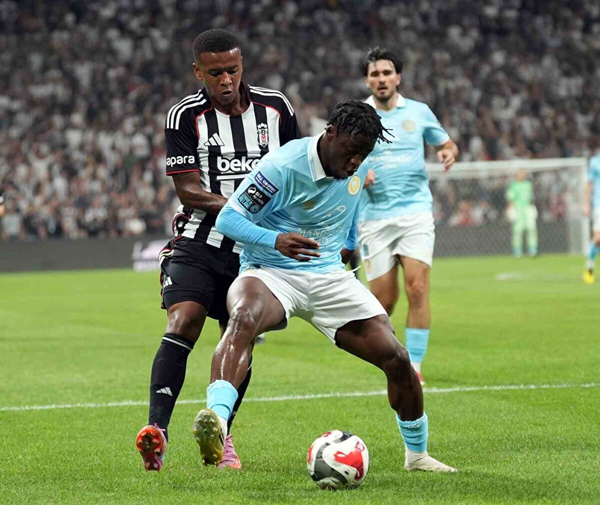 Karşılaşmanın ilk yarısı konuk ekibin 2-1'lik üstünlüğüyle sona erdi.<br><br>49’uncu dakikada Beşiktaş beraberliği yakaladı. Sol kanattan yapılan ortada Rafa Silva’nın dokunduğu topa Abraham penaltı noktası yakınından gelişine vurarak beraberliği sağladı: 2-2 