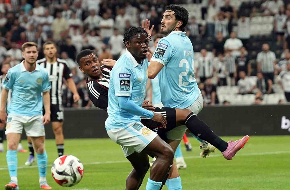 Tüpraş Stadyumu'nda saat 21.00'de başlayan maçı Portekiz Futbol Federasyonundan hakem Antonio Nobre yönetti. Nobre'nin yardımcılıklarını Pedro Ribeiro ve Nelson Pereira yaptı.