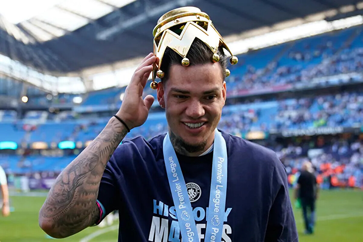 Bu bölgeye yapılacak takviye için birçok isim gündeme gelse de Manchester City'nin Brezilyalı kalecisi Ederson bir adım öne çıkmıştı.<br>