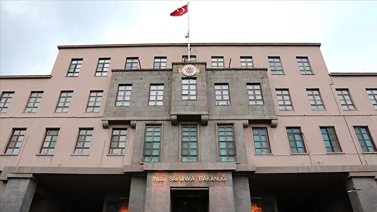 Milli Savunma Bakanlığı (MSB) 2025 yılı işçi alımları kapsamında farklı meslek gruplarında toplam 3 bin 97 personel alımı yapıyor. MSB personel temin daire başkanlığı tarafından yapılan kura çekimi bugün noter huzurunda gerçekleştirildi. MSB işçi alımı sonuçlarını öğrenmek isteyen adaylar, personeltemin.msb.gov.tr üzerinden T.C. kimlik numaraları ile sorgulama yapabiliyor. Peki, MSB işçi alımı kura sonuçları nasıl öğrenilir? MSB kura ne zaman açıklandı? İşte detaylı rehber.
