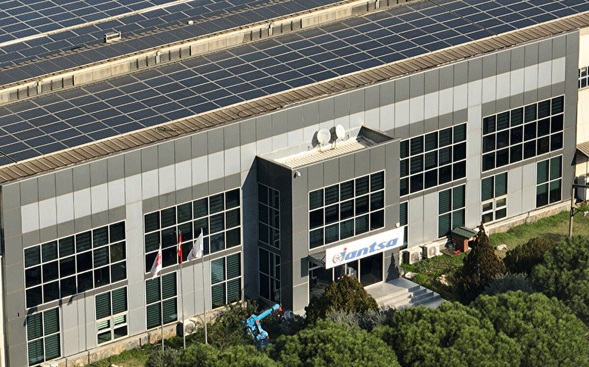 JANTSA ŞİRKETİ NE YAPIYOR?<br><br>1977 yılında Aydın’ın Atça ilçesinde kurulan Jantsa A.Ş., otomotiv sektöründe jant üretimi ile faaliyete başladı. Zamanla büyüyen firma, üretim tesisini Umurlu Sanayi Bölgesi’ne taşıdı ve ilk olarak otomobil jantları üretmeye başladı. 2008 yılında Türkiye’nin en büyük 300 ihracatçı şirketi arasına giren Jantsa, 2010’dan itibaren yurt dışı ofislerini açarak uluslararası pazara adım attı. Bugün şirket; tır, kamyon, otobüs, traktör, hafriyat, madencilik ve savunma sanayine yönelik jantlar da üreten geniş bir ürün portföyüne sahip. KAP verilerine göre, şirket hisselerinin yüzde 77,22’si Şefik Çerçioğlu’na, yüzde 1,84’ü ise Aydın Büyükşehir Belediye Başkanı Özlem Çerçioğlu’nun eşi Ercan Çerçioğlu’na ait.