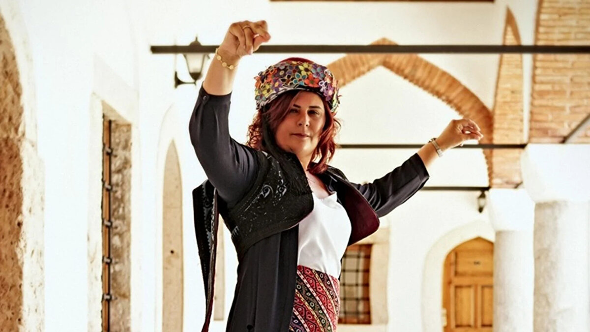 LAKABININ HİKAYESİ NEDİR?<br><br>Göreve başladığı dönemde şehir merkezindeki bazı uygulamaları nedeniyle yoğun eleştiriler alan Çerçioğlu, Ayşe Arman’a verdiği röportajda bu süreci şöyle anlattı: “Benden geri adım atmamı beklediler, tehdit ettiler ama ben taviz vermedim. O andan sonra Aydın halkı bana ‘Topuklu Efe’ demeye başladı.” Bu lakap, Ege kültüründeki efe geleneğini yansıtan cesur ve koruyucu lider imajını temsil ediyor ve Çerçioğlu’nun siyasi kimliğinin en dikkat çekici sembollerinden biri haline geldi.