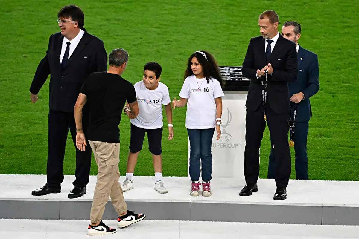 UEFA söz konusu pankartın yanı sıra 2 Filistinli çocuğu madalya törenine de çıkardı.<br>