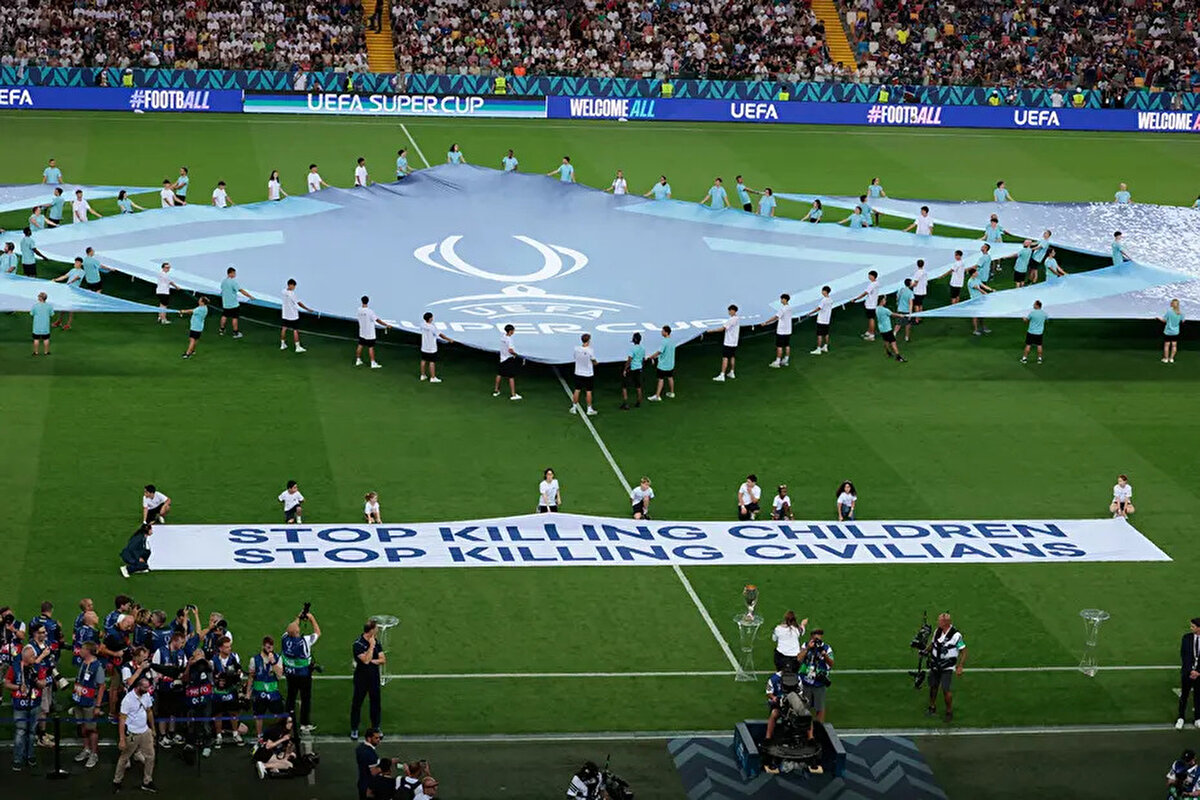 UEFA ilk tepkilerin ardından bu hamleyle gönül almaya çalışsa da eline yüzüne bulaştırdı! UEFA'nın söz konusu mesajda İsrail'in adını hiçbir şekilde anmaması binlerce insanın öfkesini daha da artırdı.<br>