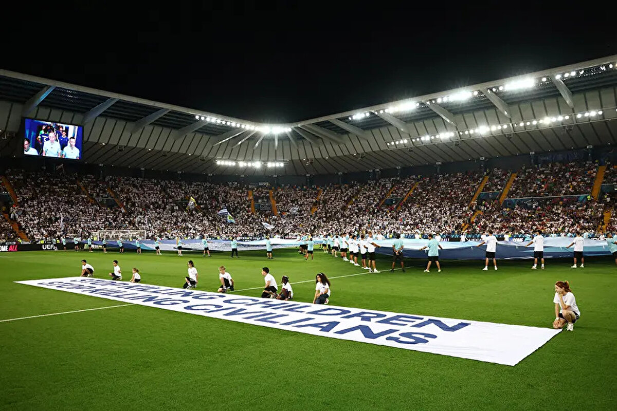 Yaşananların ardından UEFA dün akşamki Süper Kupa maçına "Çocukları ve sivilleri öldürmeyi durdurun" yazılı pankartla çıktı ve bunu sosyal medya hesabından paylaştı.<br>