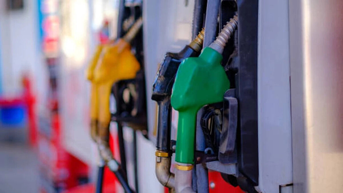 İstanbul Avrupa yakası akaryakıt fiyatları<br><br>Benzin litre fiyatı: 51.58 TL<br><br>Motorin litre fiyatı: 52.10 TL<br><br>LPG litre fiyatı: 26.51 TL