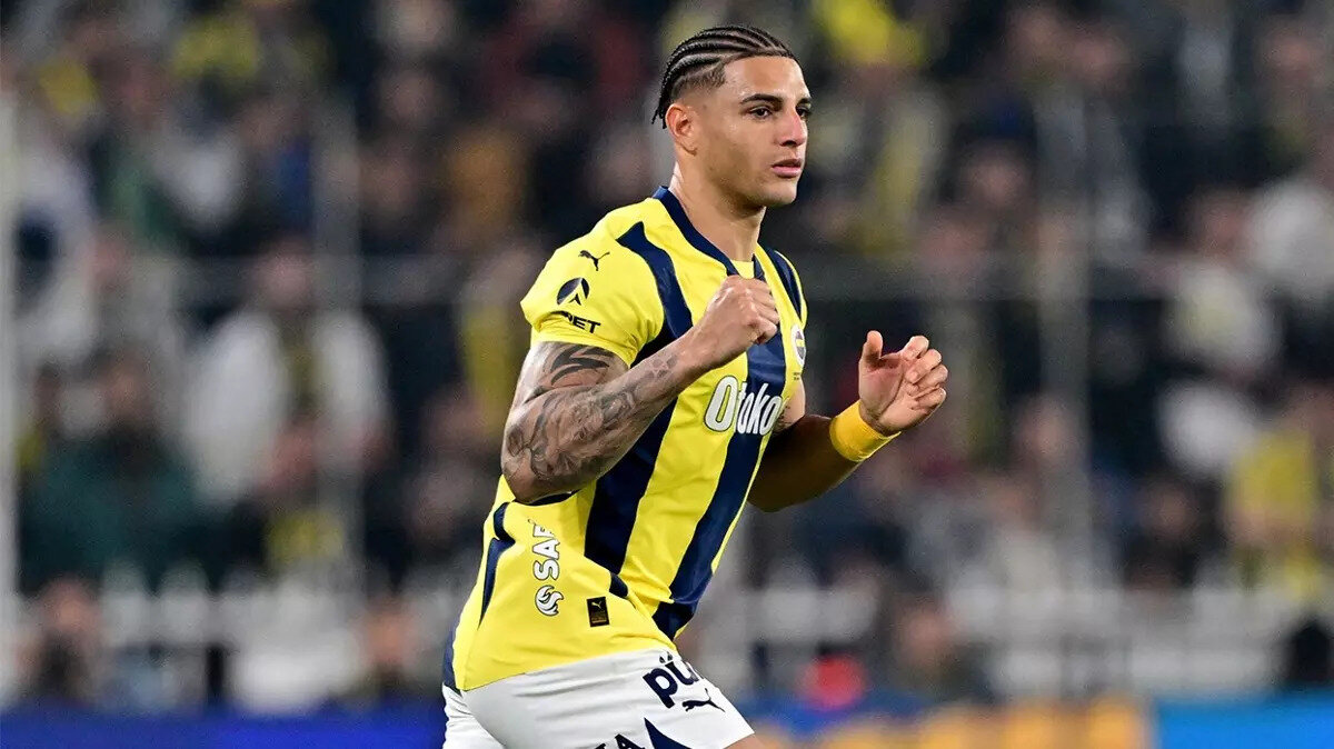 Fenerbahçe'ye transfer olduktan sonra sakatlık yaşayan Carlos, toplamda beş karşılaşmada forma giyebildi. Güncel piyasa değeri 9.5 milyon euro olan stoper oyuncusunun sözleşmesi Haziran 2028'de sona erecek.