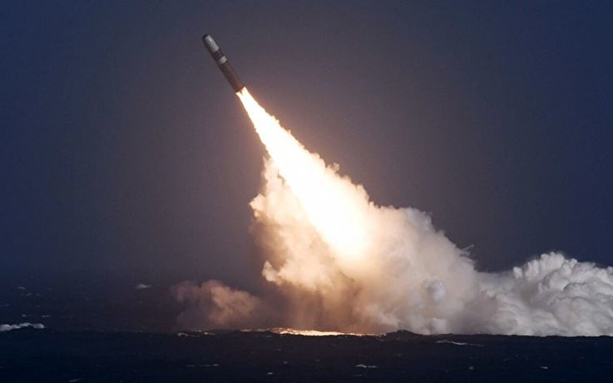 7. Birleşik Krallık – Trident II D5<br><br>Trident II D5 füzesi, İngiltere ve ABD ortaklığında kullanılan deniz tabanlı kıtalararası balistik füze. 12.000 kilometre menzil ile stratejik caydırıcılık sağlıyor.