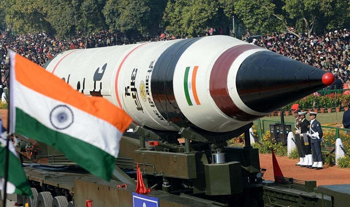 4. Hindistan – Agni-V<br><br>Hindistan’ın Agni-V füzesi, yaklaşık 5.000–8.000 kilometre menzile sahip. Orta ve uzun menzilli hedeflere ulaşabiliyor ve stratejik dengeyi güçlendiriyor.