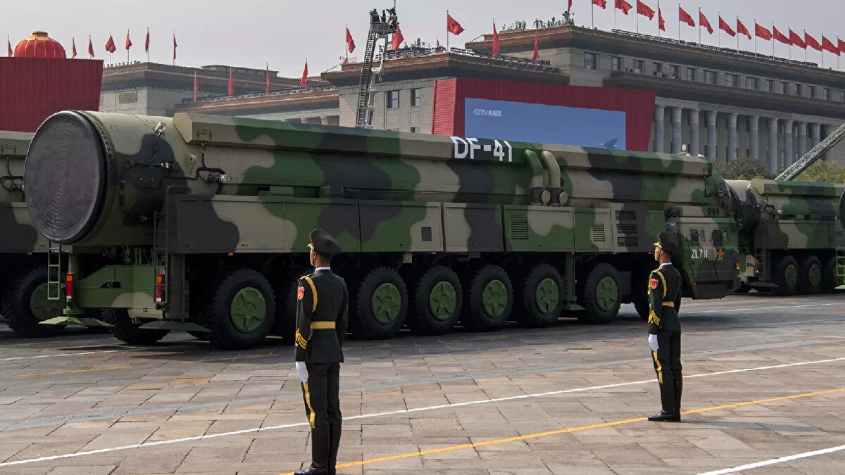 3. Çin – DF-41<br><br>Çin’in DF-41 füzesi, 15.000 kilometre menzili ile dünyanın en uzun menzilli kıtalararası balistik füzelerinden biri. Çoklu başlık taşıma kapasitesi ile dikkat çekiyor.