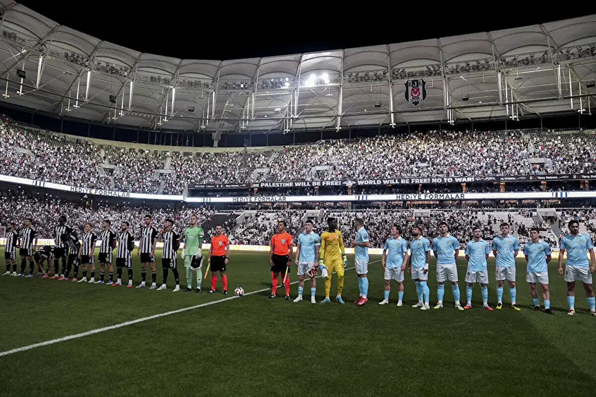 Irish Independent: "St Patrick's Athletic, Konferans Ligi'nden 7-3'lük toplam skorla elenmeden önce, Türk devi Beşiktaş'a büyük bir şok yaşattı. Saints 11'i 2-0 öne geçti ve maçı uzatmalara taşımaya bir golle yaklaştı. 30 bin kişilik tribün önünde kendi taraftarları tarafından yuhalanan Beşiktaşlılar, devre bitmeden önce bir, devre arasından sonra da iki gol daha atarak rahat bir şekilde bir üst tura yükseldiler."<br>