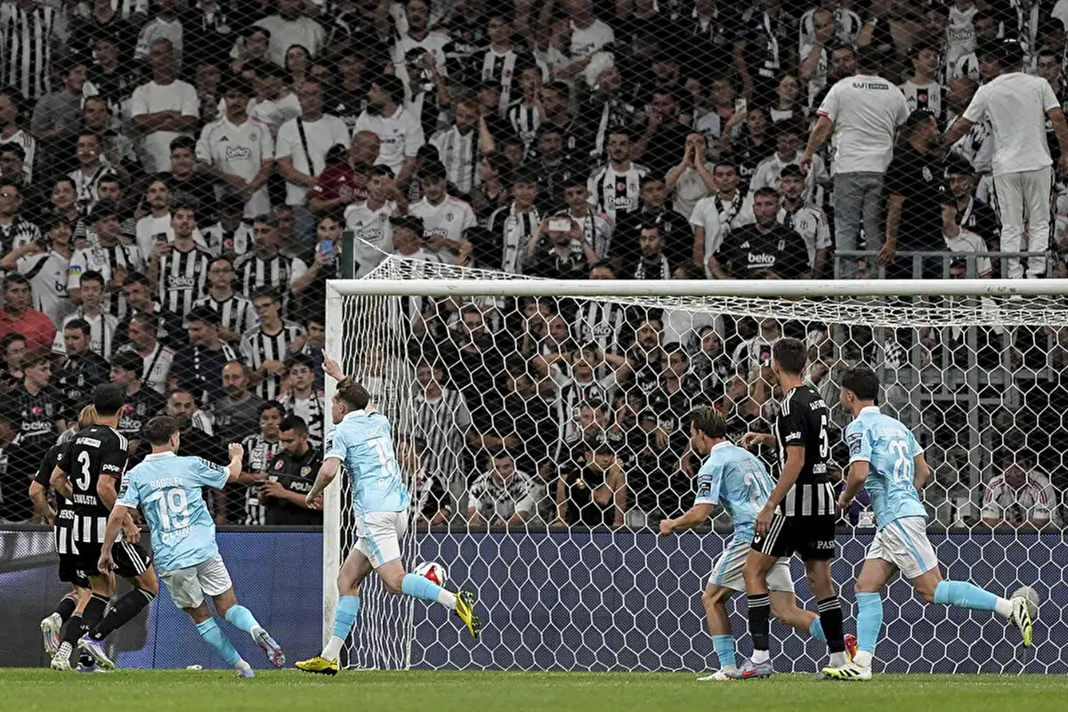 Irish Examiner: "St Patrick's Athletic, 45 dakika boyunca İrlanda Ligi tarihinin en büyük Avrupa sonuçlarından birini elde edebileceklerine inanmaya cesaret etti. Sonraki 45, bu ihtimalin fiilen bittiğini gösterdi."<br>