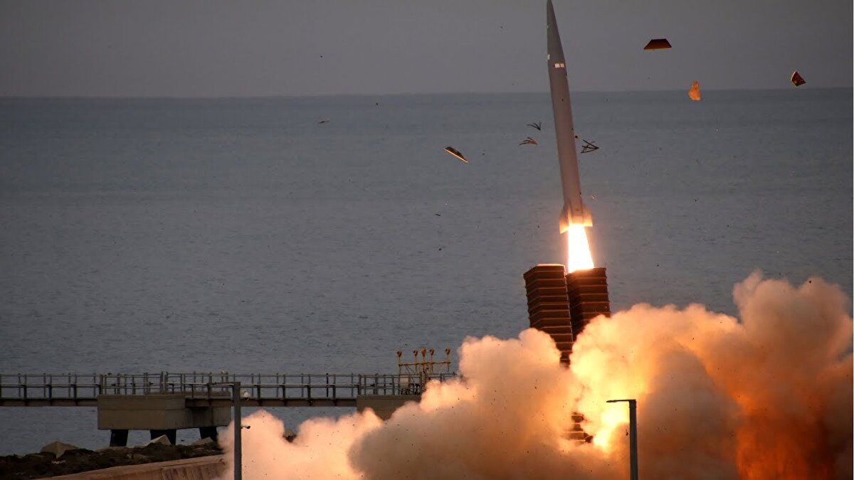 1. Tayfun Hipersonik Füze<br><br>Menzil: Kesin rakam açıklanmasa da tahmini menzil 1.000+ km<br><br>Özellik: Hipersonik hızda, manevra kabiliyeti yüksek, kısa sürede hedefe ulaşabilen stratejik füze<br><br>Durum: Test aşamasında, milli savunma sanayii tarafından geliştiriliyor