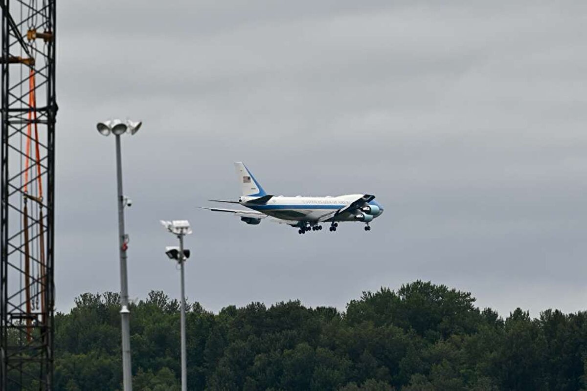 Uçakta basın mensuplarının sorularını yanıtlayan Trump, görüşme sonucunda Rusya-Ukrayna arasında ateşkesin sağlanmasını umduğunu, söz konusu zirve sonucunda "kesin bir şeyler" görmek istediğini belirtmişti.