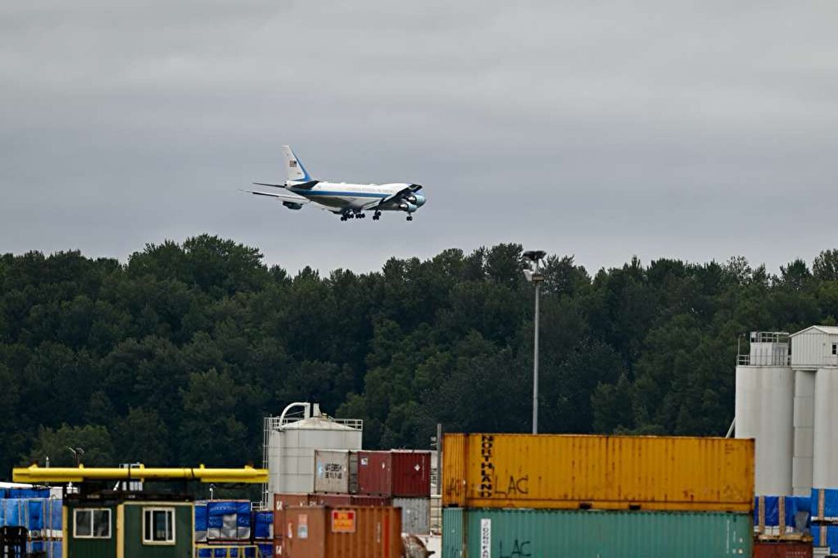 Trump'ın, Putin ile ikili ilişkiler ve Rusya-Ukrayna savaşını görüşmek üzere üst düzey ABD'li heyetle bindiği Air Force One uçağı, Alaska'nın Anchorage kentine indi.