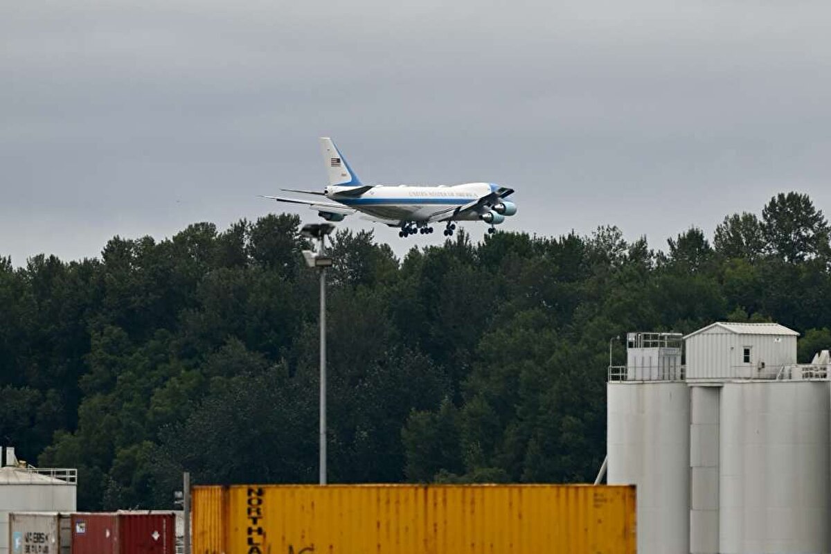 Uçaktaki heyette, ABD Dışişleri Bakanı Marco Rubio, Hazine Bakanı Scott Bessent, Ticaret Bakanı Howard Lutnick ve Merkezi İstihbarat Teşkilatı (CIA) Direktörü John Ratcliffe yer alıyor.