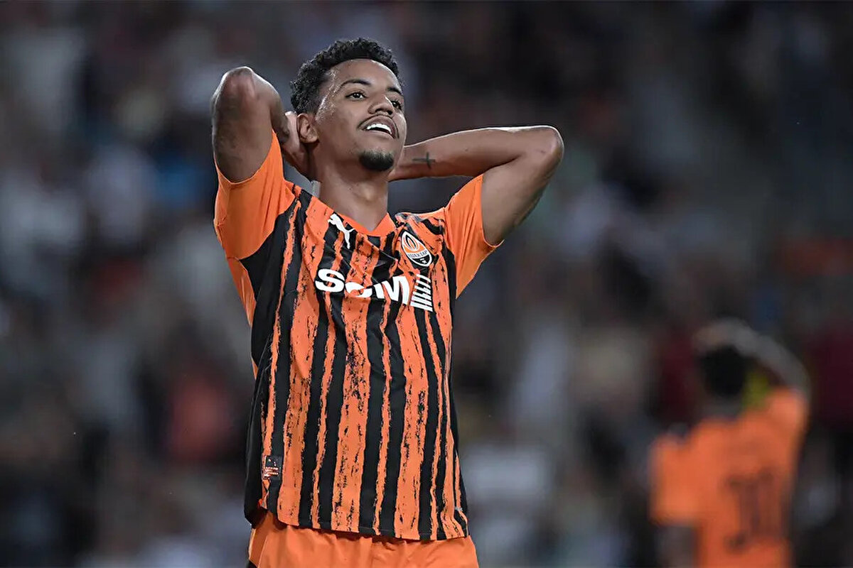 Öte yandan Shakhtar Donetskli taraftarlar, Avrupa Ligi'ne veda edilmesine tepki gösterdi. Taraftarların sosyal medyada yaptığı sert yorumlar, Ukrayna basınında da gündem oldu.<br>