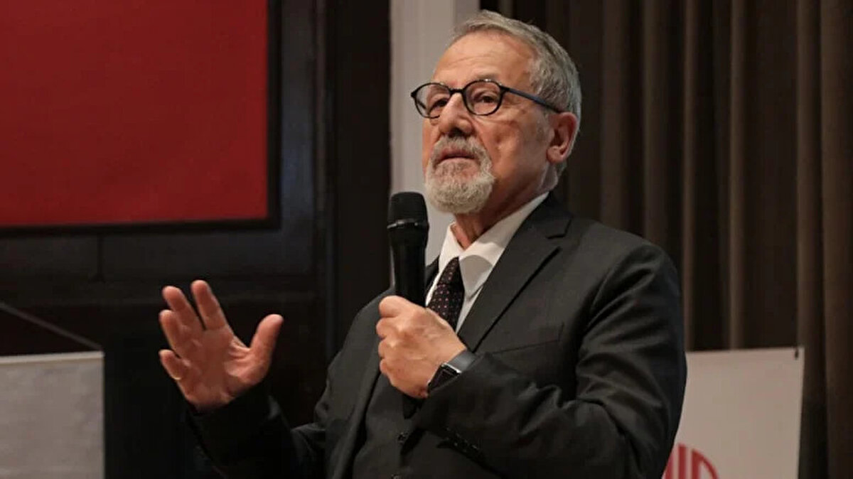 “İstediğiniz kadar dua edin”<br><br>Kuzey Anadolu Fayı’nın 250 yılda bir büyük deprem ürettiğini vurgulayan Görür, “En son büyük deprem 1766’da gerçekleşti. 250 yıl eklediğinizde 2016 yılına ulaşıyorsunuz. Yani Marmara’nın deprem üretme süresi doldu. İstediğiniz kadar dua edin, bu mekanizmayı durduramazsınız. Deprem, doğanın değişmez yasalarıyla meydana gelir" diyerek riskin büyüklüğüne dikkat çekti.