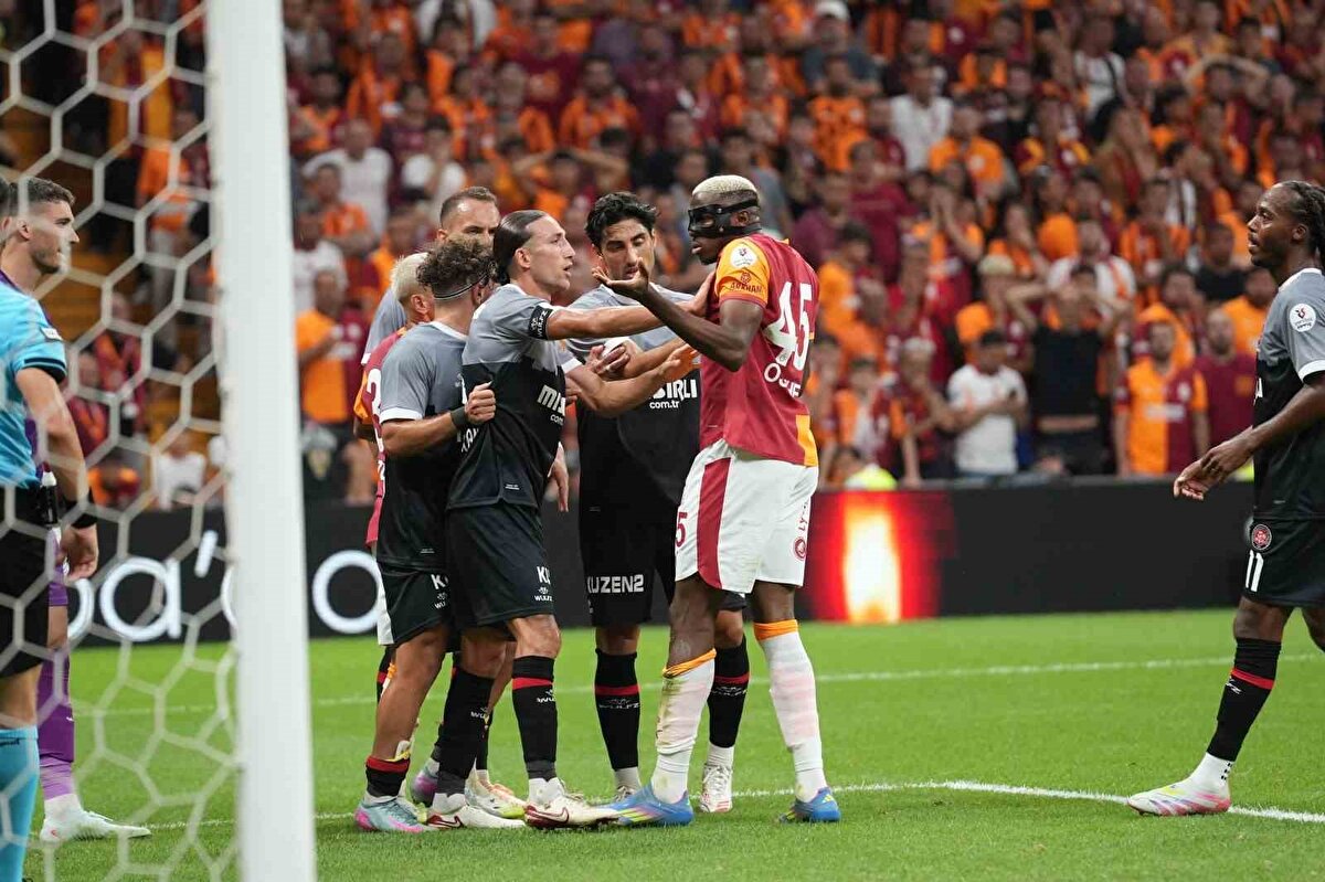 Sakatlığını atlatan 32 yaşındaki forvet, 281 gün sonra ilk maçına çıktı. RAMS Park’ta golcü futbolcuya maç boyu sevgi gösterisinde bulunuldu.