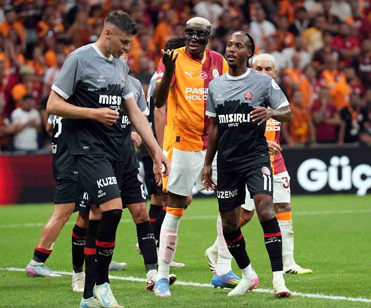 Aynı zamanda takımdan ayrılan Fernando Muslera’nın ardından Galatasaray’ın yeni kaptanı olan Icardi, oyuna girdiği esnada Abdülkerim Bardakcı, kaptanlık pazubendini kendisine bıraktı.