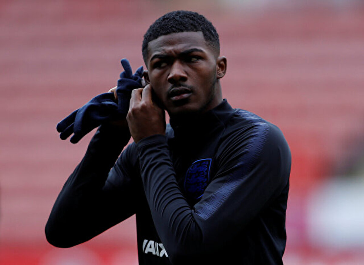 27 yaşındaki İngiliz sağ bek, 2023 yazında Lyon'a transfer olmuş ve kısa sürede takımın vazgeçilmez isimlerinden biri haline gelmişti.<br><br>